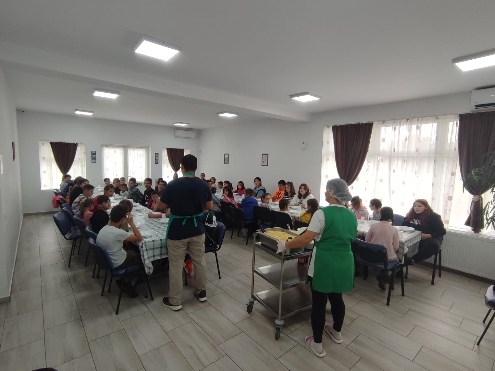 Cantină — masă pentru tineri și copii